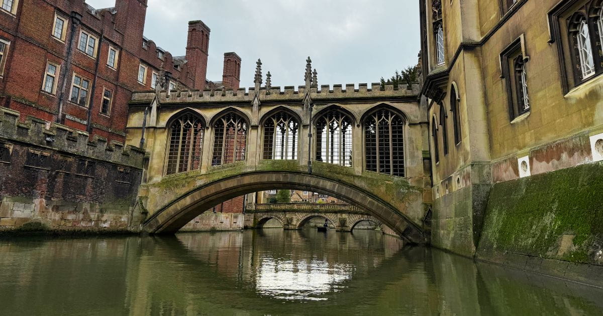 Bridge of Sighs punting in Cambridge family activities